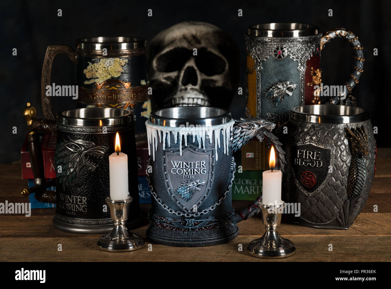 Offizielle Haus Stark tankard vom Spiel der Throne Serie leuchtet bei Kerzenschein. Stockfoto