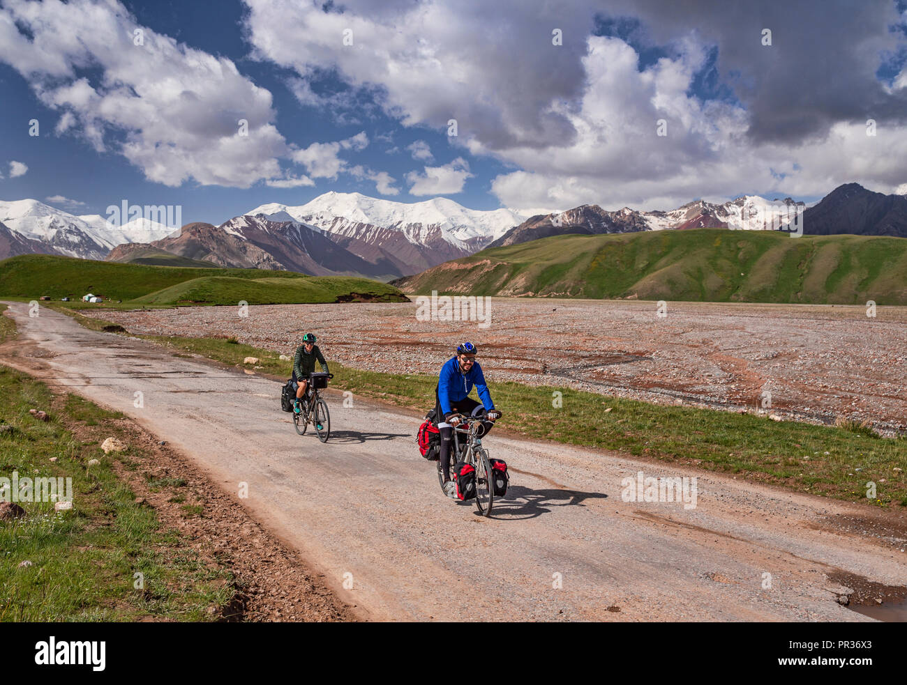 Radfahrer auf der Pamir Highway in absteigender Reihenfolge von der Pamir in die Fernbedienung Alay Tal in Kirgisistan. Stockfoto