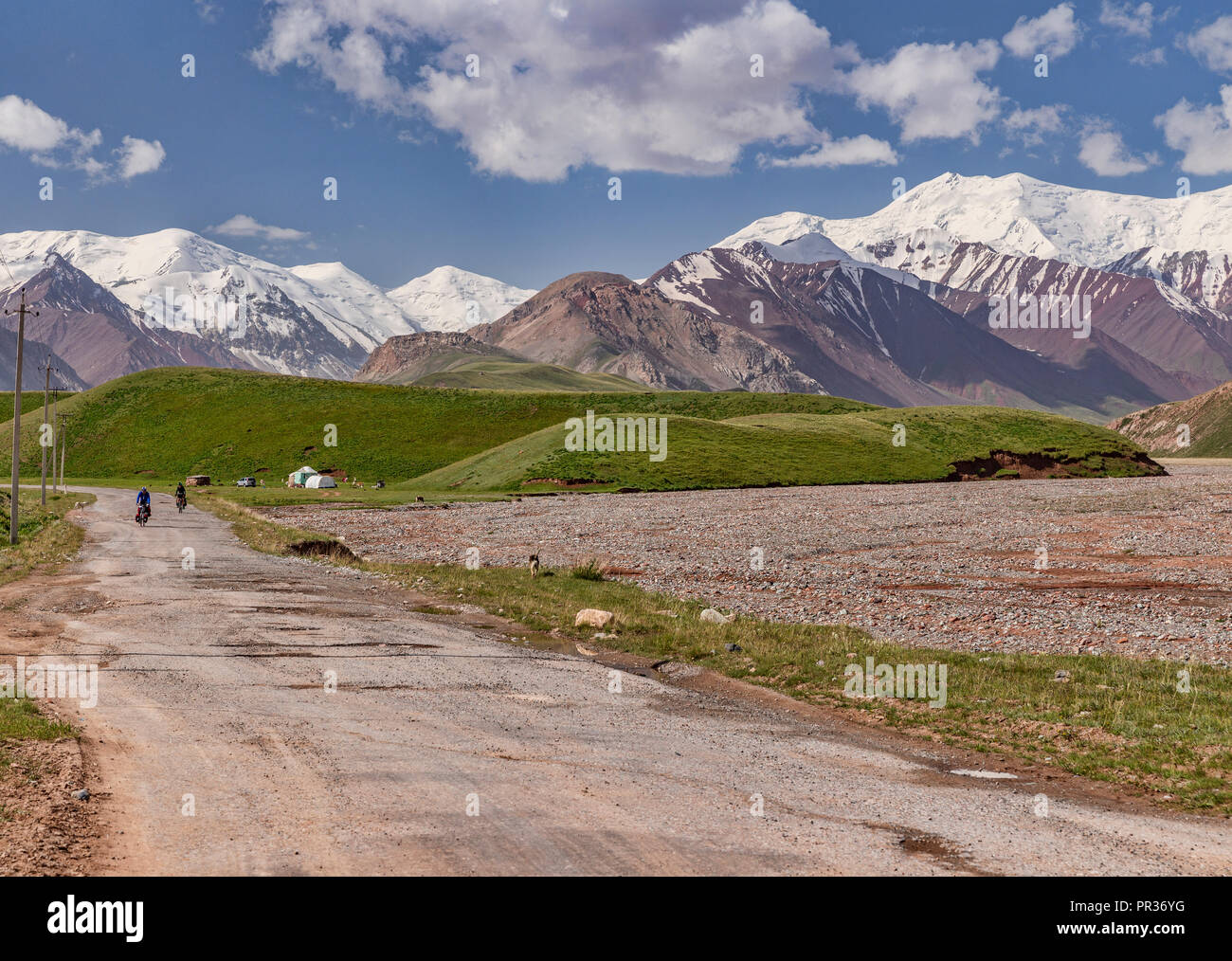 Radfahrer auf der Pamir Highway in absteigender Reihenfolge von der Pamir in die Fernbedienung Alay Tal in Kirgisistan. Stockfoto