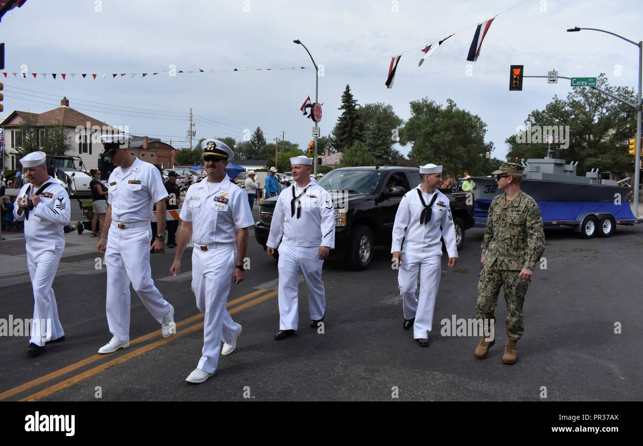 CHEYENNE, Wyo (25. Juli 2017) Navy Operational Support Center (Nosc) Cheyenne kommandierenden Offizier, Lieutenant Cmdr. C.W. Tidwell, und Matrosen, marschieren, die in der Juli 25 Cheyenne Frontier Days Grand Parade mit ihren Schwimmer, die den Wyoming - Klasse Schlachtschiff USS Missouri (BB-32). Segler aus nosc Cheyenne beteiligen sich an den jährlichen Cheyenne Frontier Days feier Juli 21-30. Ihre Teilnahme ist, dass die Amerikaner die Möglichkeit, über die Marine zu lernen sollen, ihre Rolle bei der Wahrung der nationalen Sicherheit und Wohlstand und ihr Engagement für die Unterstützung der Wyoming Gemeinschaft. Stockfoto