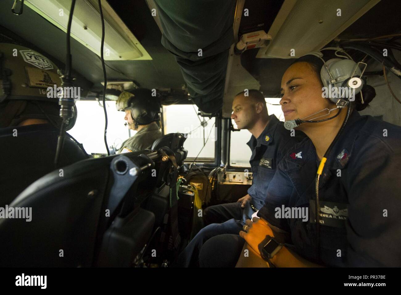 Pazifik (27 Juli 2017) Matrosen zu Angriff Handwerk Einheit 5 zugewiesen, an Bord der Amphibischen dock Landung Schiff USS Pearl Harbor (LSD 52), monitor Landing Craft, Luftkissen (LCAC) Wartung von innerhalb der Kabine des LCAC, während der Durchführung von Wartungsarbeiten an dem Handwerk in das Schiff gut Deck. Pearl Harbor, Teil der Amerika Amphibious Ready Group, mit 15 Marine Expeditionary Unit eingeleitet, in der pazifischen Region Indo-Asia Partnerschaften zu stärken und dienen als ready-Response Force für jede Art von Kontingenz. Stockfoto