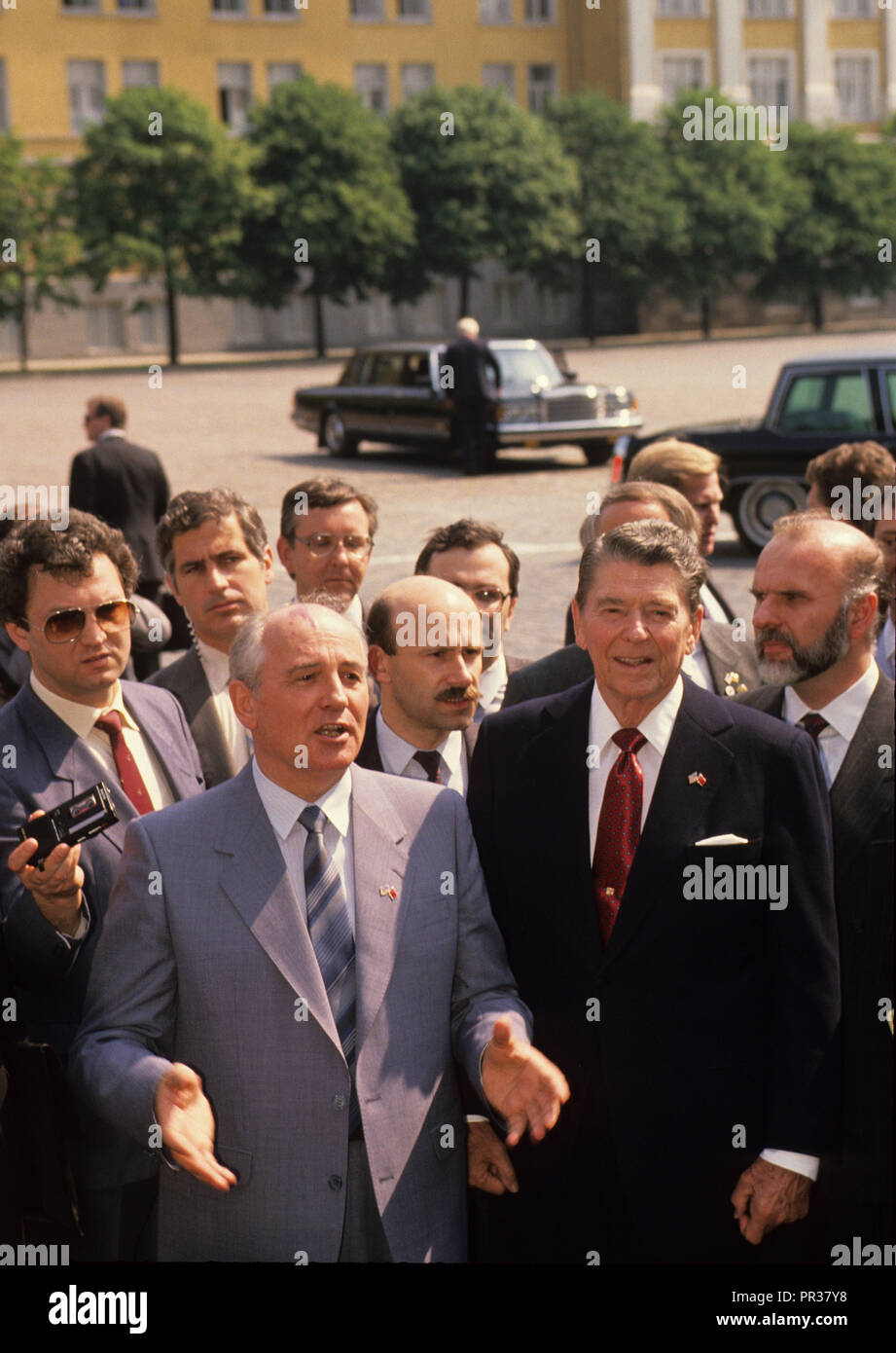 Präsident Ronald Reagan und der Generalsekretär Gorbatschow sprechen bei einem Gipfel in Moskau im Mai 1988. Foto von Dennis Brack bb 24. Stockfoto