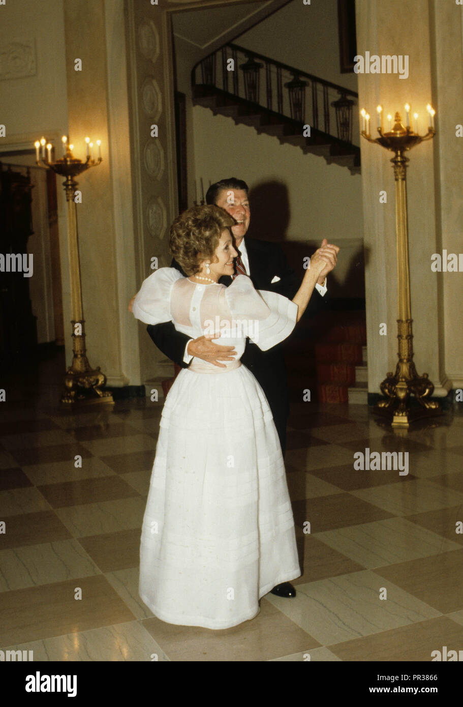 Präsident Ronald Reagan und First Lady Nancy Reagan nehmen die erste Tanz an einem Abendessen für Anwar Sadat im August 1981, Foto von Dennis Brack bb 24. Stockfoto