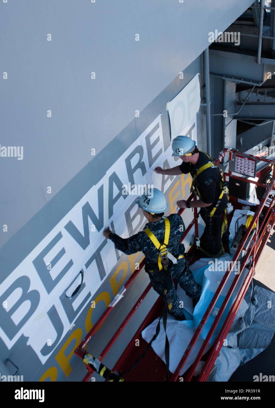 BREMERTON, Washington (31. Juli 2017) der Luftfahrt Bootsmann Mate (Handling) 2. Klasse Josua Coronado, links, von San Antonio, und der Luftfahrt Bootsmann Mate (Handling) 3. Klasse Brad Davis, von La Center, Washington, bereiten den Überbau der Flugzeugträger USS John C Stennis (CVN 74) für Malerei. John C Stennis führt eine geplante schrittweise Verfügbarkeit Puget Sound Naval Shipyard und Intermediate Maintenance Facility, in dem das Schiff befindet sich in der planmäßigen Wartung und Upgrades. Stockfoto