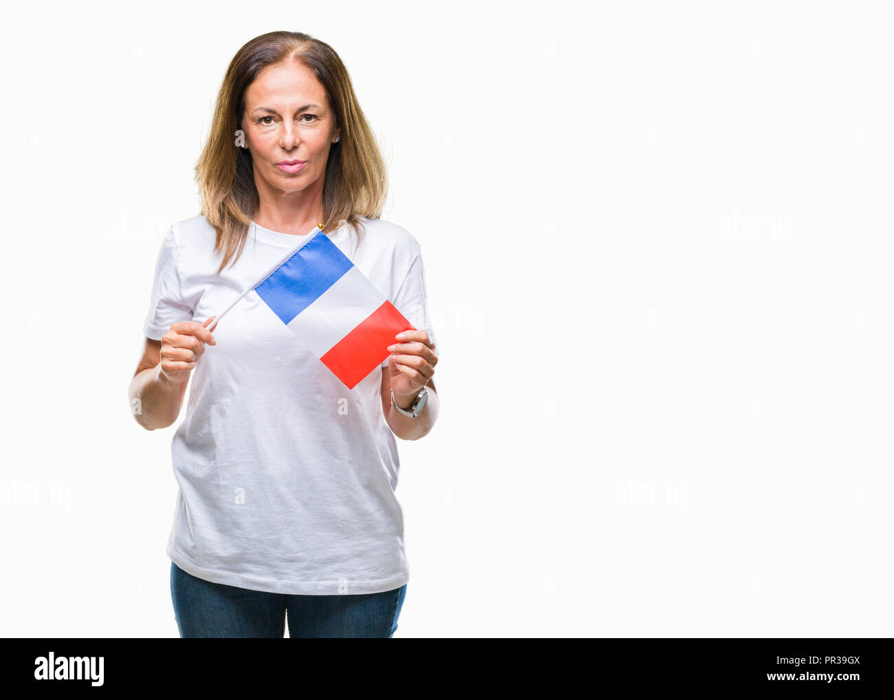 Mittleres Alter Hispanic woman holding Flagge Frankreichs über isolierte Hintergrund mit einem selbstbewussten Ausdruck auf Smart Face denken Ernst Stockfoto