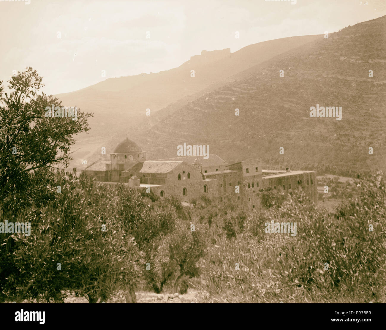 Krak des Chevaliers & Kloster von St. George. Kloster von St. George. Krak des Chevaliers in Distanz. 1936, Syrien Stockfoto