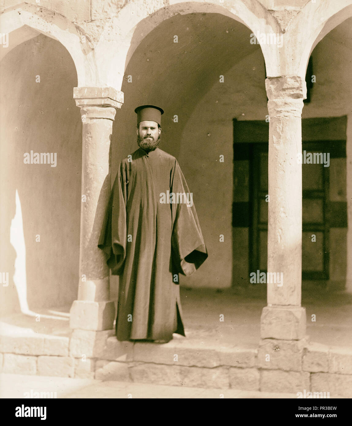Krak des Chevaliers & Kloster von St. George. Kloster von St. George. Priester. 1936, Syrien Stockfoto