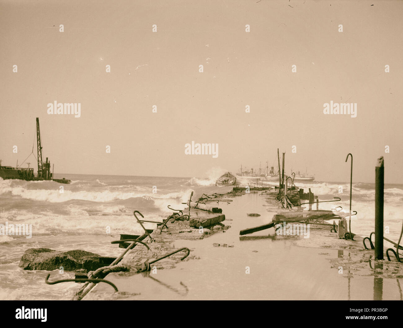 Tel Aviv. Eingang zum Zigarettenanzünder Waschbecken und schaue hinaus. 1934, Israel, Tel Aviv Stockfoto