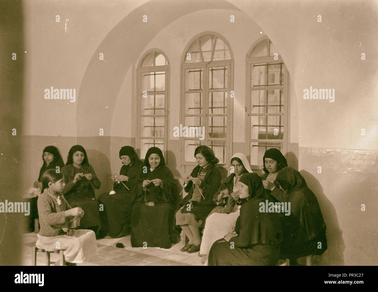Women's Institute, eine Gruppe von Frauen stricken. 1934, Jerusalem, Israel Stockfoto