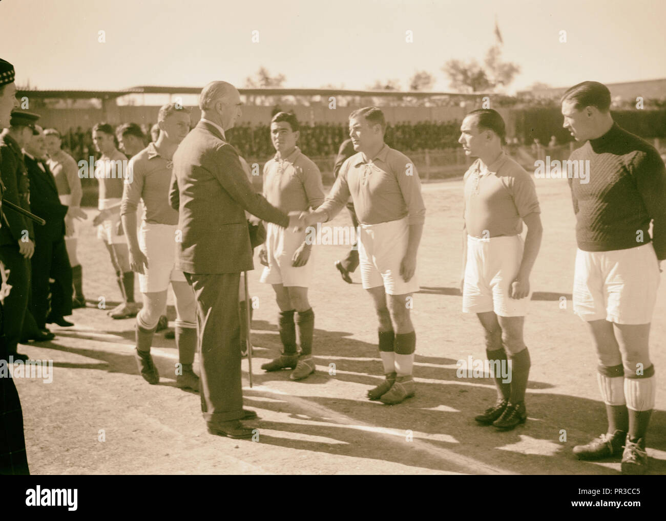 Fuß ball Match britische Armee v. Französische Armee seine Exzellenz Hände schütteln mit dem Britischen Team. 1940, Israel Stockfoto