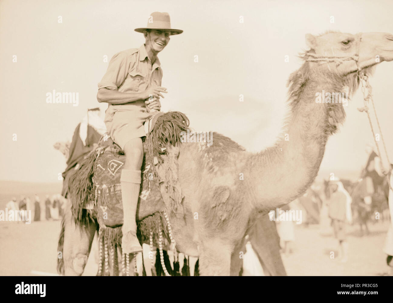 Race meeting (Pferd und Kamel). Beerscheba. Australische Soldaten, montiert auf einem hajew [?]. 1940, Israel, Beerscheba. Stockfoto