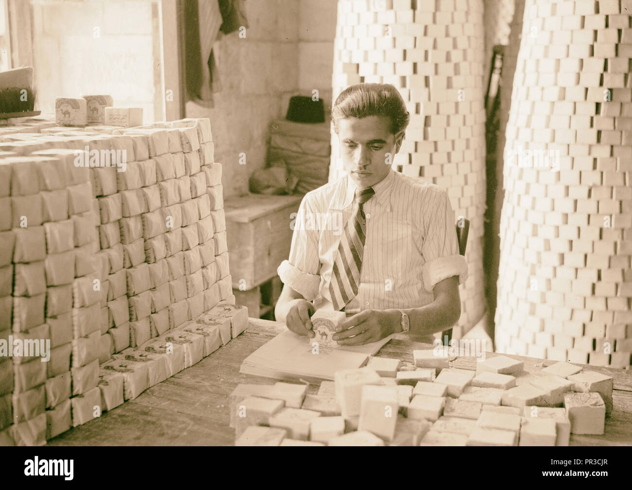 Arabische Fabriken und allgemeine Verbesserungen in Nablus, die Soap Factory. Verpackung Seife. 1940, West Bank, Nablus, Naher Osten Stockfoto