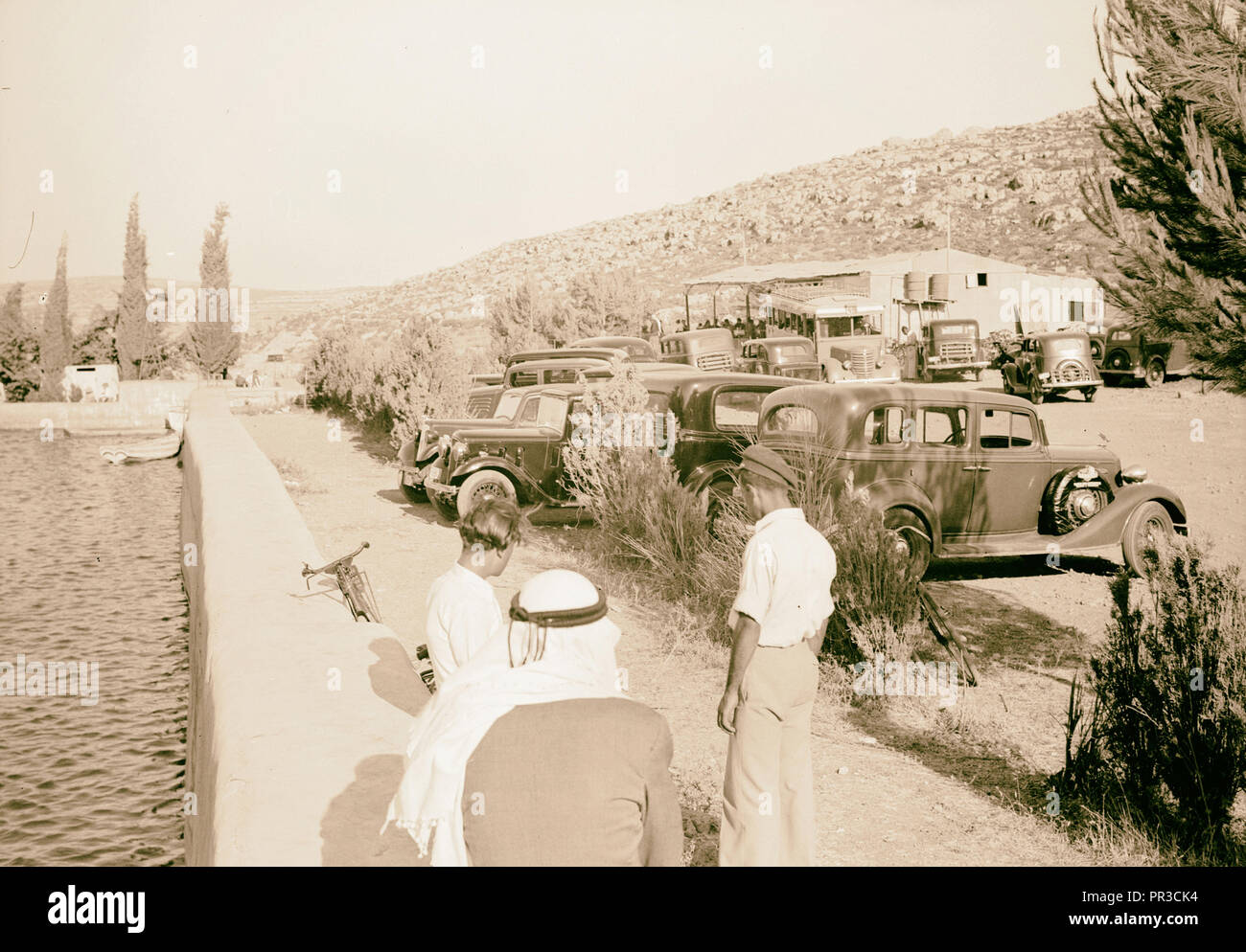 Salomos Pools wird ein Picknick & Schwimmen resort Autos aus Jerusalem auf Pools Picknick der Salomo Gründen anreisen. 1940 Stockfoto