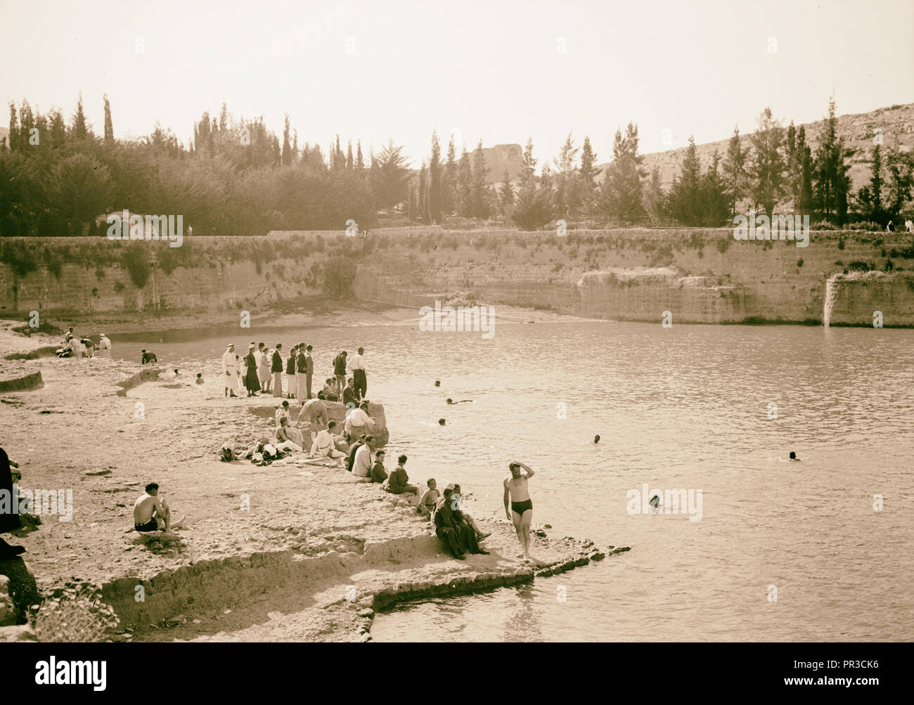 Salomos Pools wird ein Picknick & Schwimmen resort Group der Badenden in der Mitte suchen, N.W. 1940, West Bank, Naher Osten Stockfoto