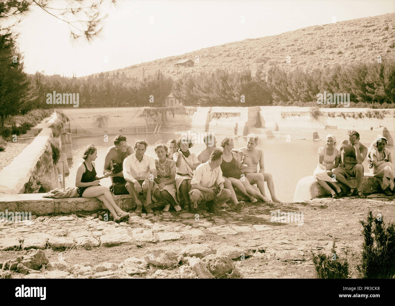 Salomos Pools wird ein Picknick & Schwimmen resort Group der Badenden in der Kante der unteren Pool. 1940, West Bank, Naher Osten Stockfoto