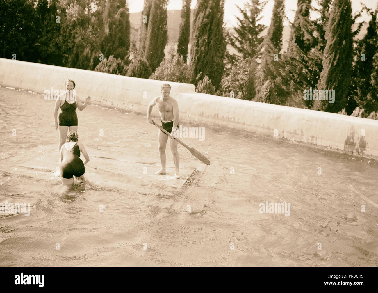 Salomos Pools wird ein Picknick & Schwimmen resort Group der Badenden im oberen Pool, genießen ein Floß. 1940, West Bank, Naher Osten Stockfoto