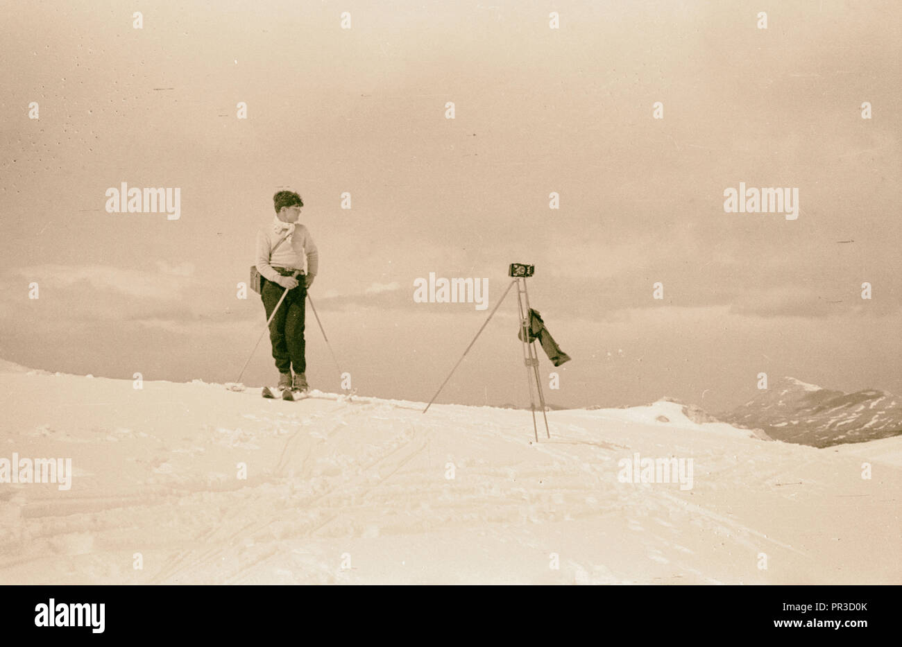 Zedern. Mountain Sweep unterhalb der Zedern öffnen. Foto zeigt Skifahrer mit Kamera auf Stativ. 1946, Libanon Stockfoto