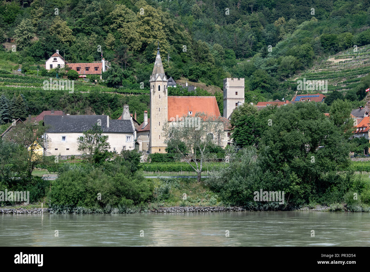 Willendorf in der Wachau, Österreich als von der Donau gesehen Stockfoto