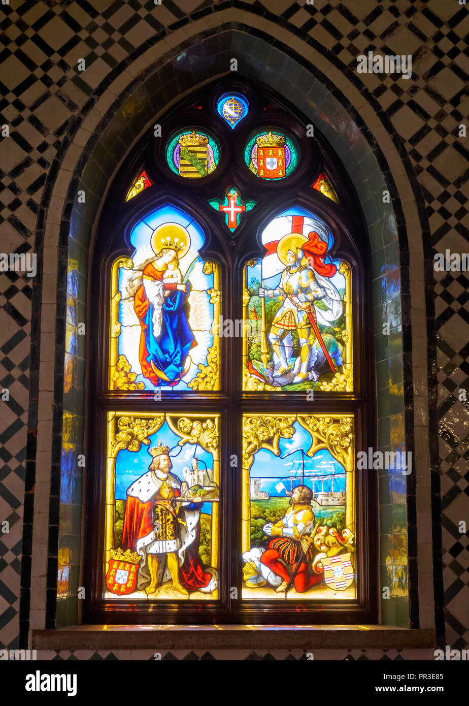 SINTRA, PORTUGAL - 03 Juli, 2016: Die glasmalereien Lancet Fenster mit historischen und religiösen Szenen im Palast von Pena. Sintra. Portugal Stockfoto