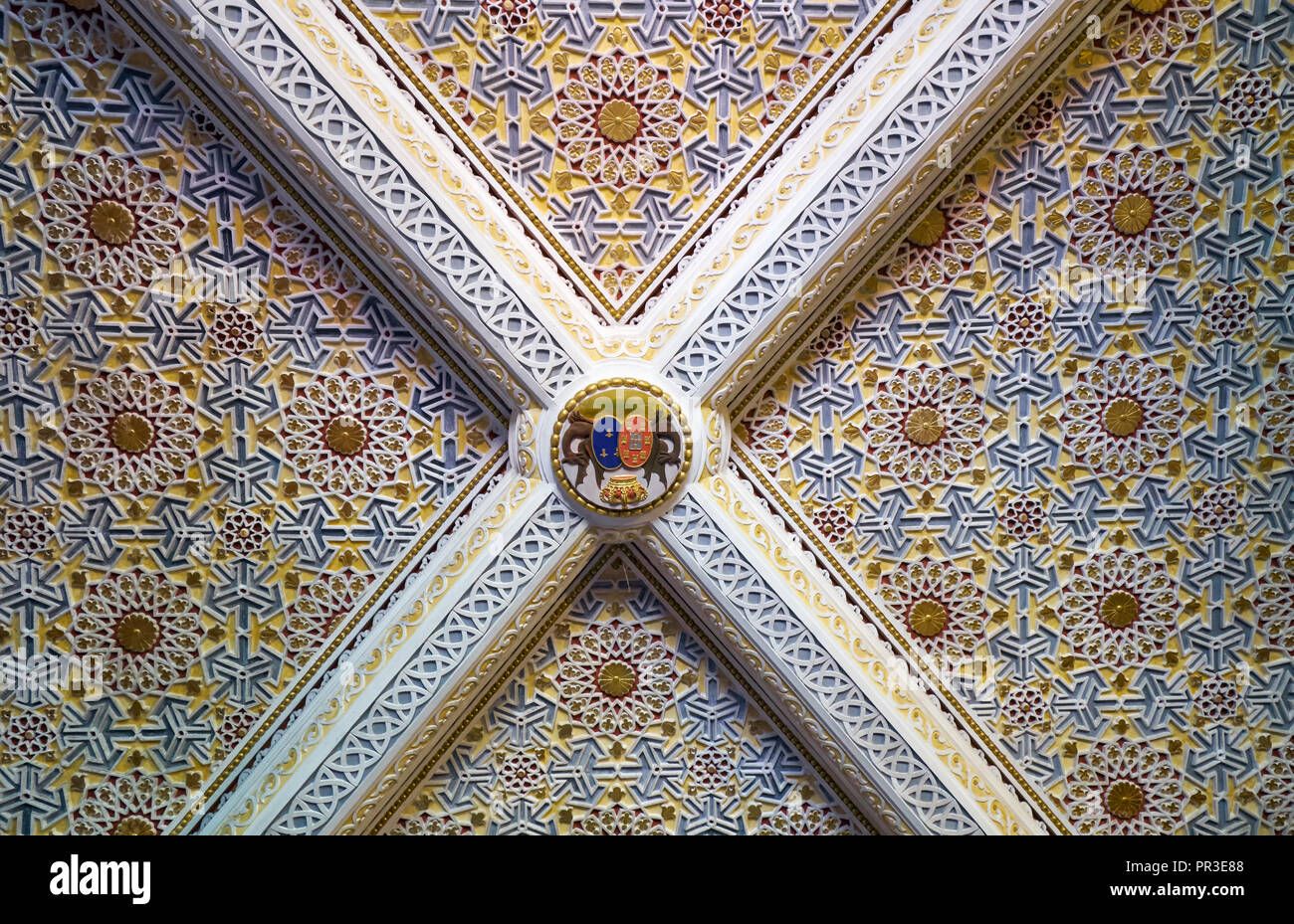 SINTRA, PORTUGAL - 03 Juli, 2016: Die Decke reich mit Azulejo Kacheln in das Schlafzimmer der Königin in Pena Palast eingerichtet. Sintra. Portugal Stockfoto