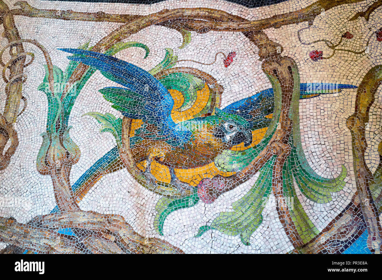 SINTRA, PORTUGAL - 03 Juli, 2016: Buntes Mosaik auf dem Esszimmer Erdgeschoss, Ara Papagei in Quinta da Regaleira Palace. Sintra. Portugal Stockfoto