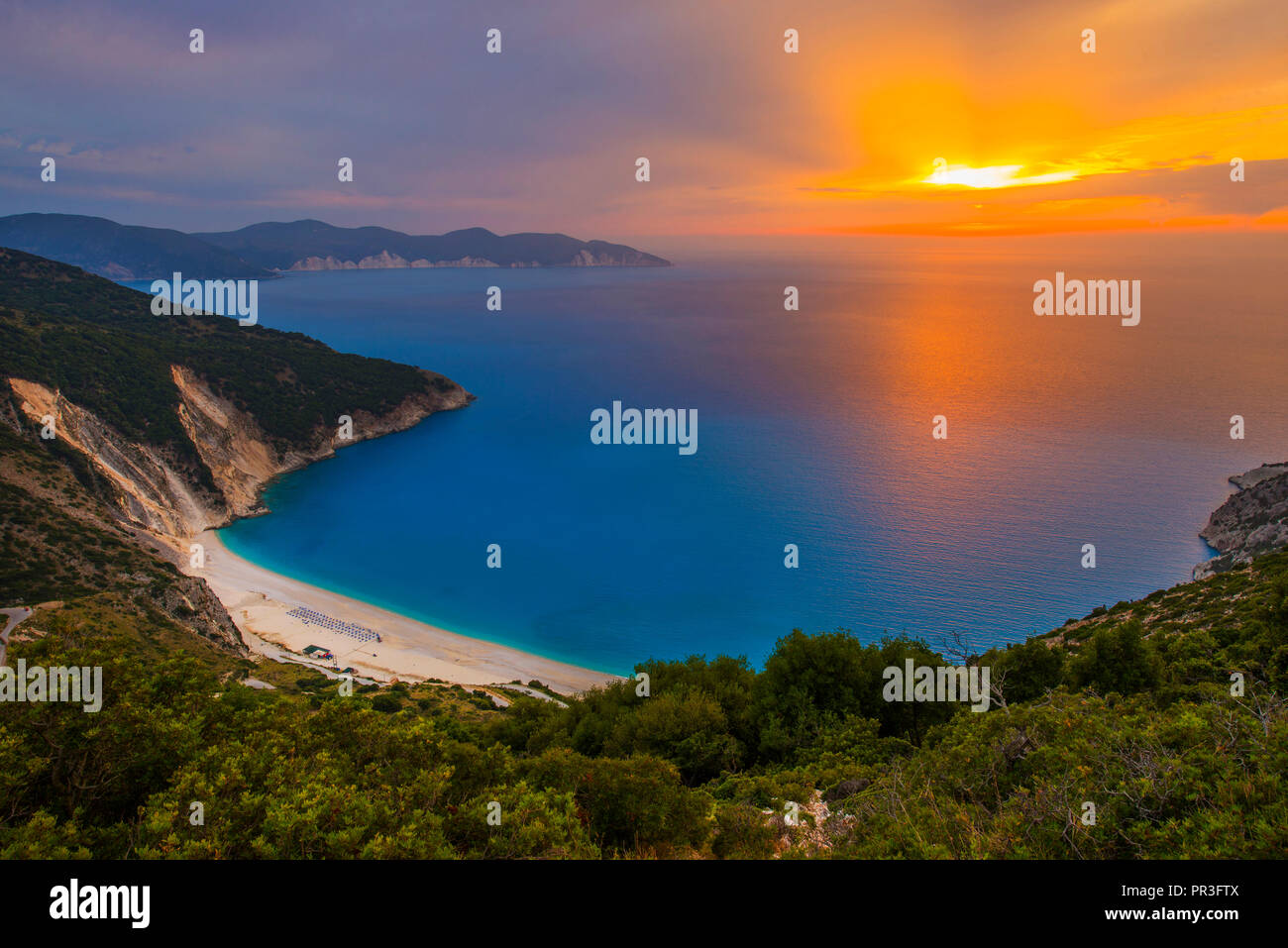 Sonnenuntergang am Strand von Myrtos - Kefalonia, Griechenland Stockfoto