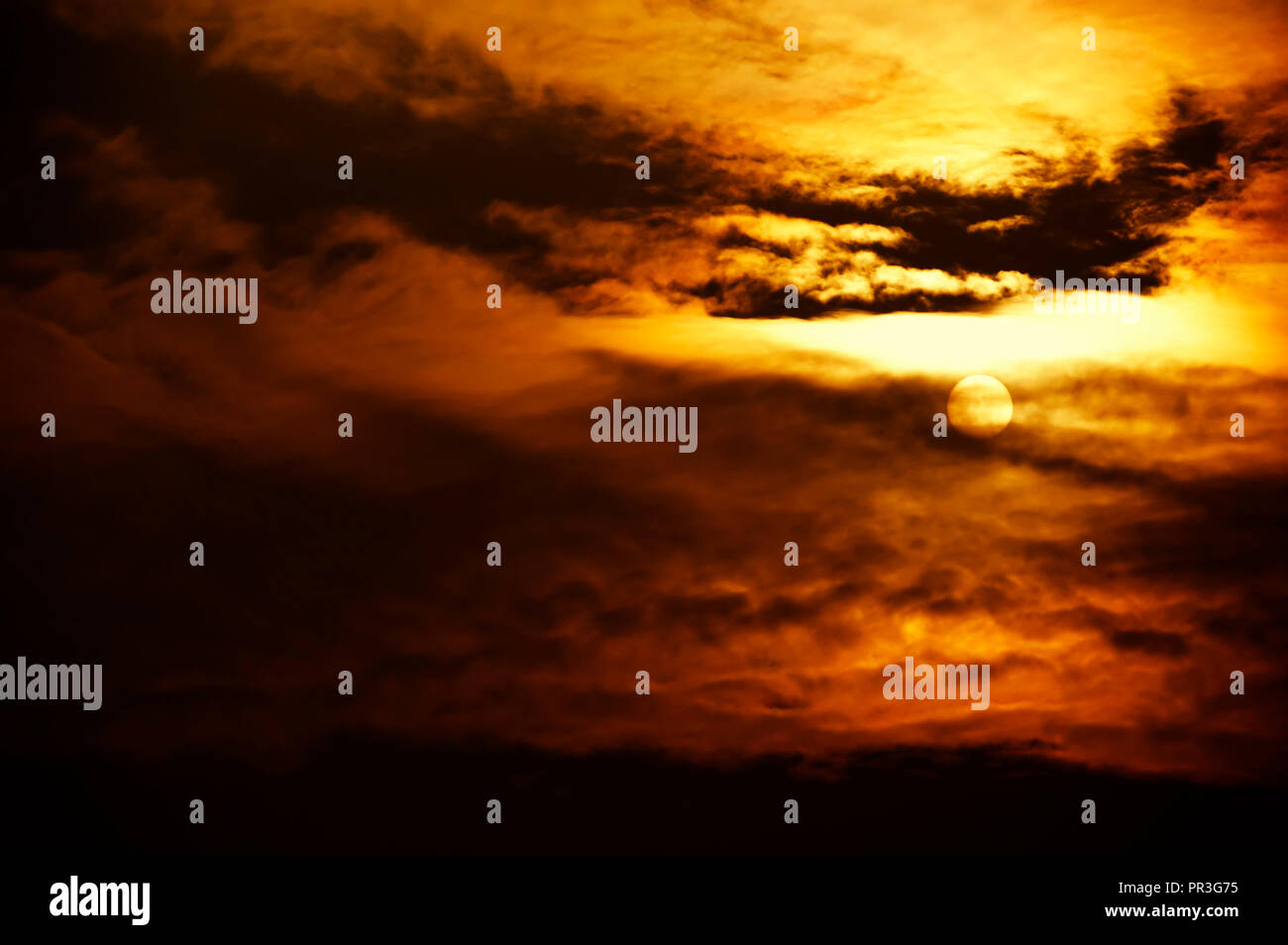 Dramatische Roter Himmel und Sonne hinter Wolken stratocumulus Stockfoto