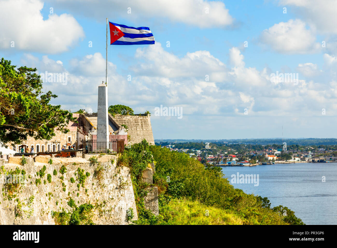 La Cabana Spanische Festung Mauern und kubanische Flagge im Vordergrund, mit Blick auf das Meer im Hintergrund, Havanna, Kuba Stockfoto