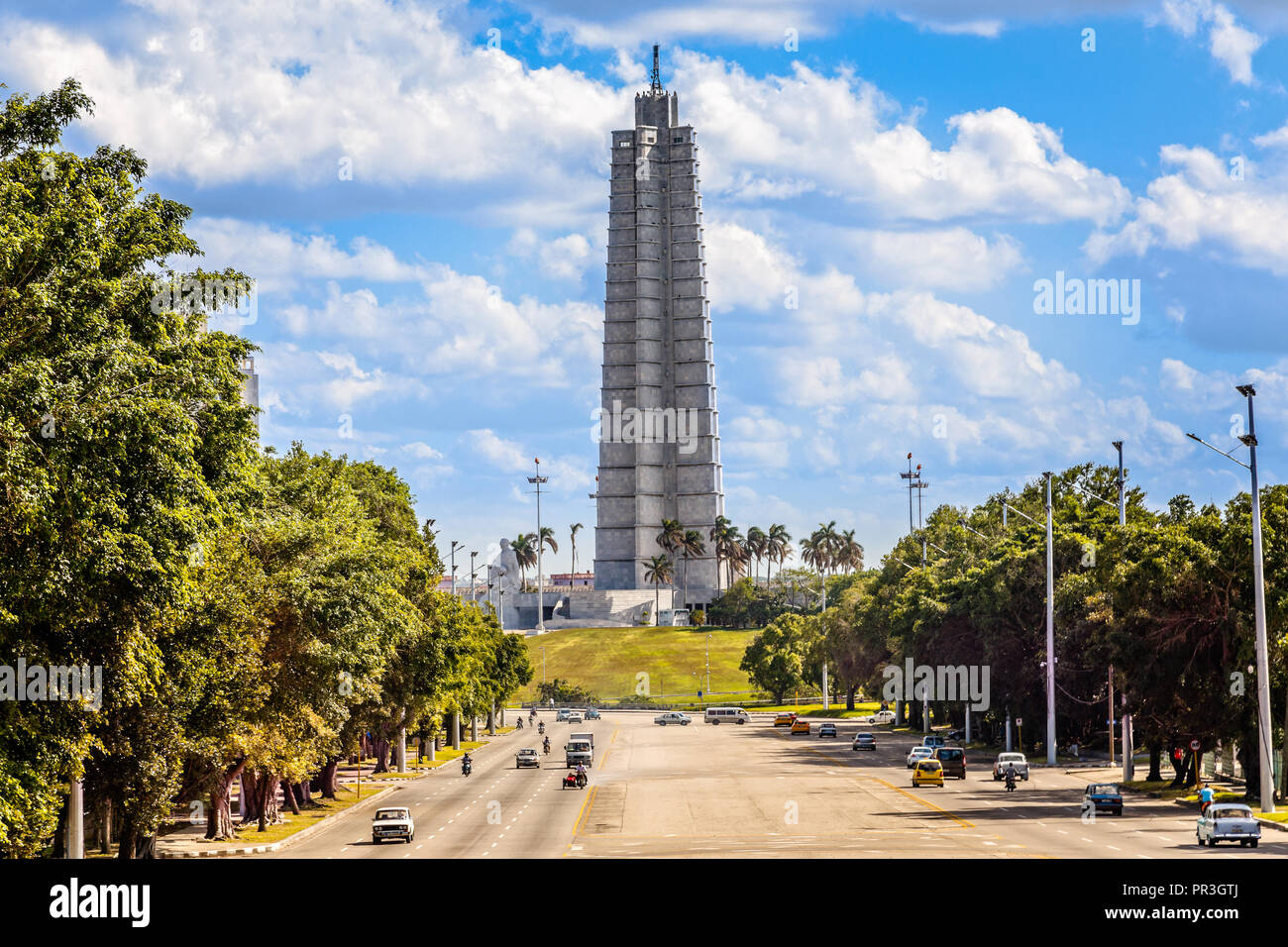 Jose Marti Square View mit Monument, Memorial Tower und Straßenverkehr im Vordergrund, Stadtteil Vedado, Havanna, Kuba Stockfoto