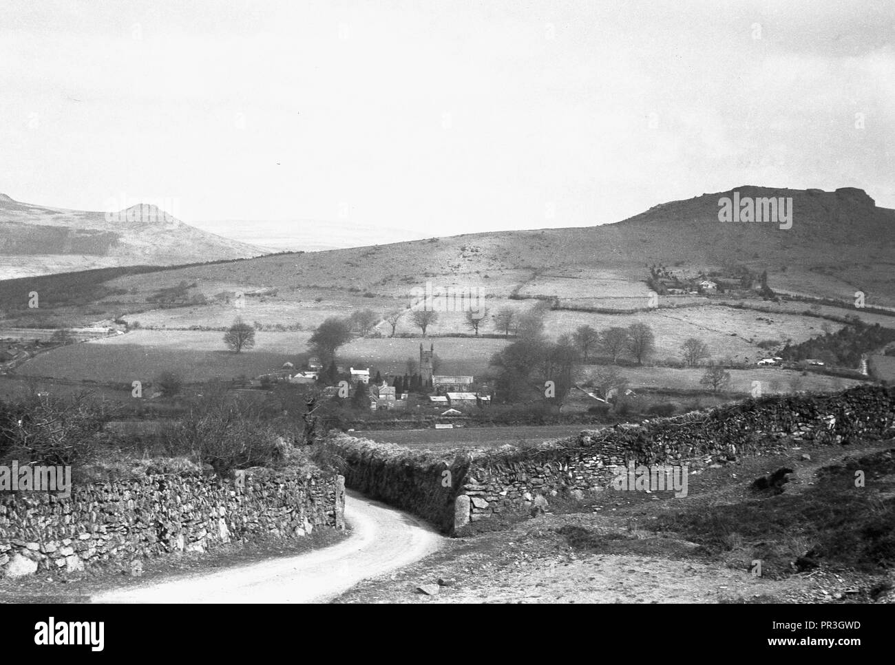 1930er Jahre, historische, Blick über den Nationalpark Dartmoor in Devon, England, UK, einem offenen wilden Moorlandschaften mit vielen felsigen Abhang Gipfel wie Aufgabenbereiche bekannt. Stockfoto