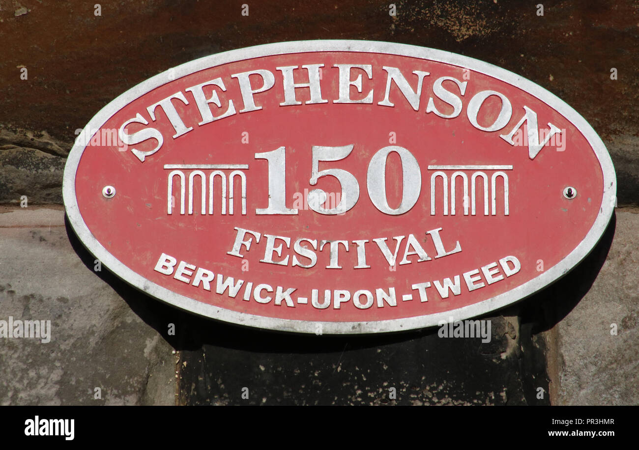 Gedenktafel für Stephenson 150 Festival auf die Royal Border Bridge auf der East Coast Main Line über den Fluss Tweed in Berwick-upon-Tweed. Stockfoto