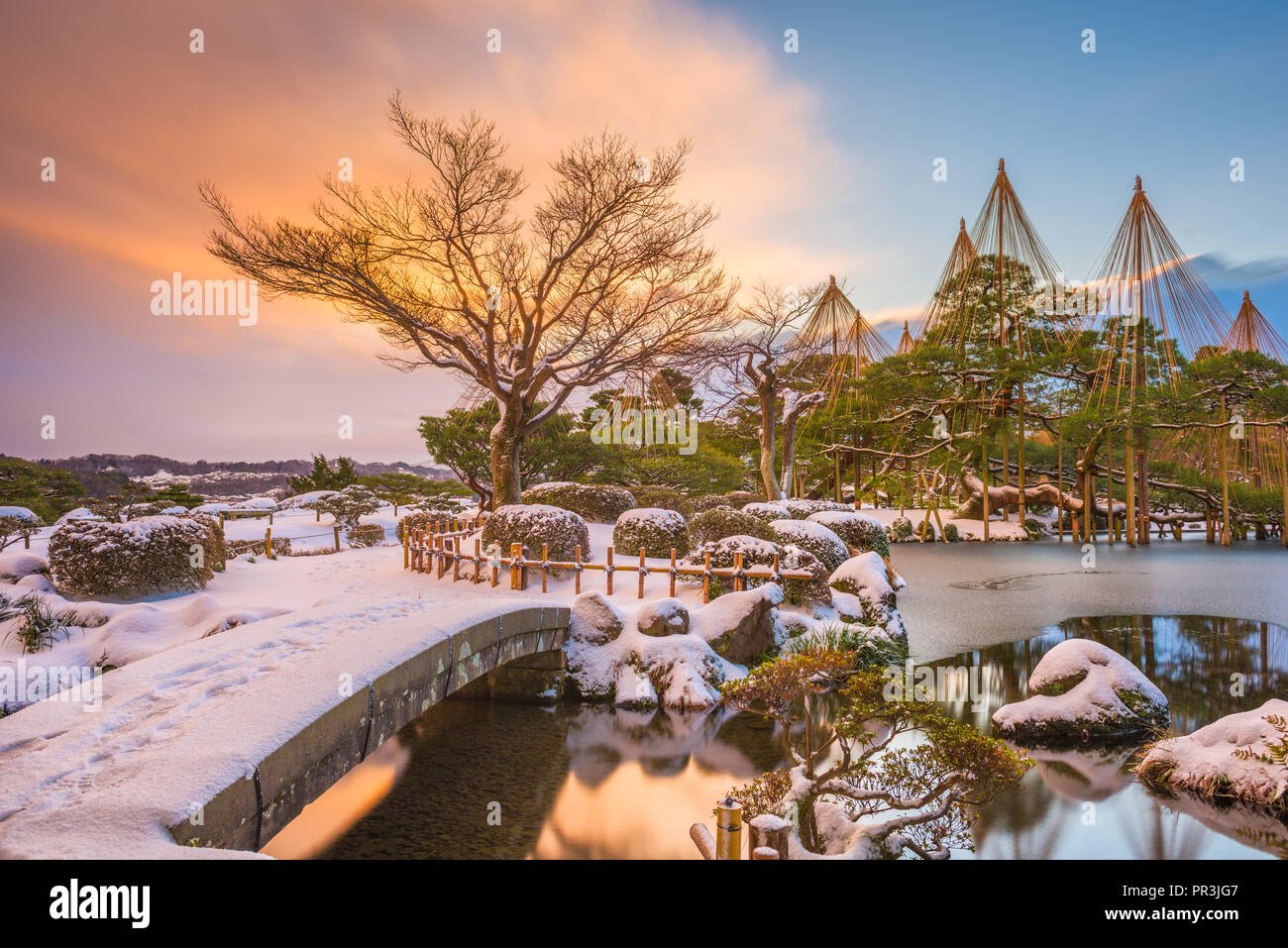 Kanazawa, Japan Winter am Kenrokuen Garten in der Morgendämmerung. Stockfoto
