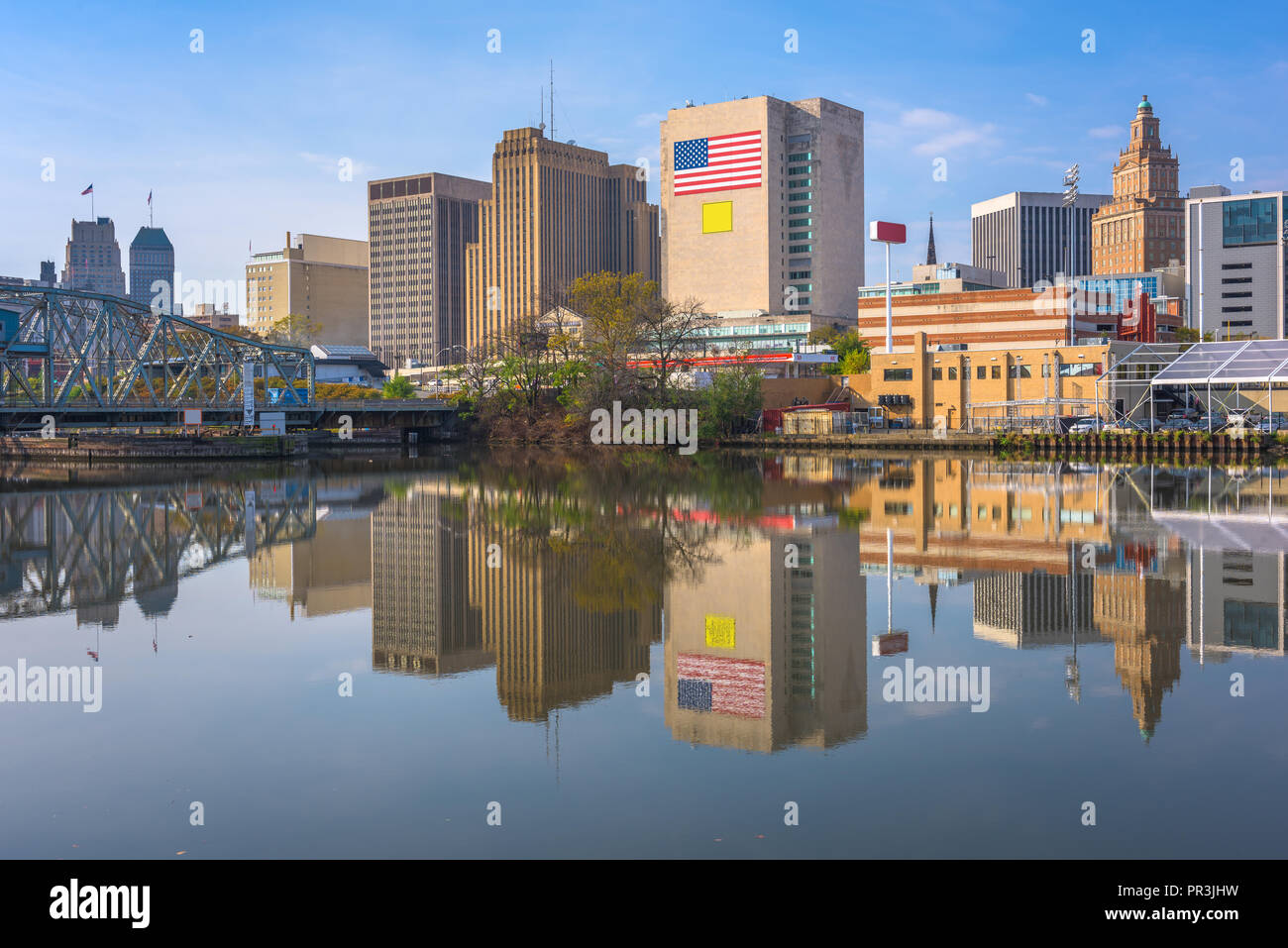 Newark, New Jersey, USA Skyline auf der Passaic River. Stockfoto
