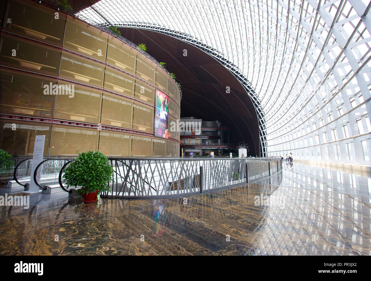 Inside National Center for the Performing Arts in Peking. Von Architekt Paul Andreu. Peking, China. Stockfoto