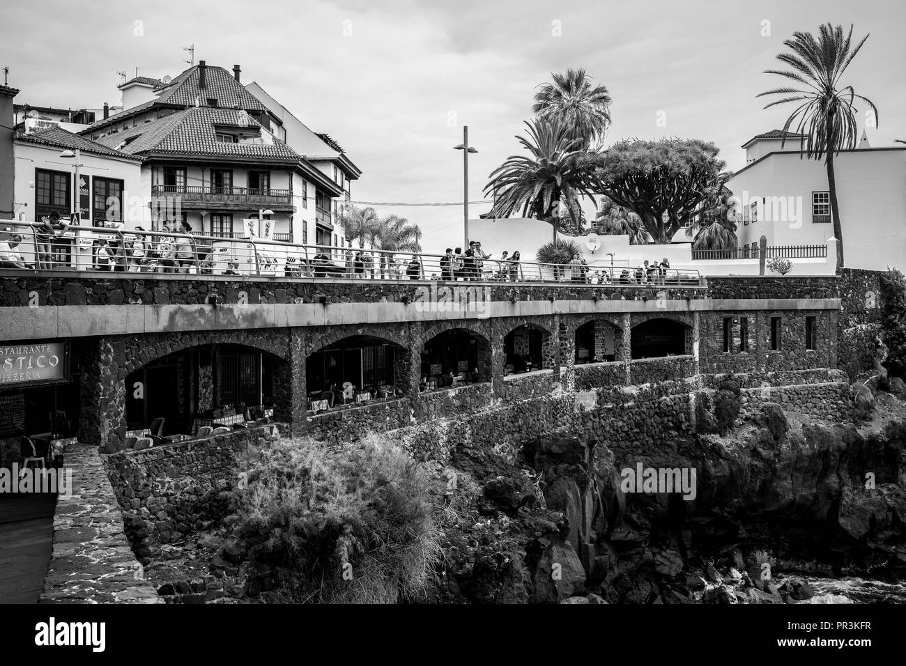PUERTO DE LA CRUZ, SPANIEN - 19. JULI 2018: Kai von einem beliebten touristischen Ort auf der Insel Teneriffa, Kanarische Inseln. Schwarz und Weiß. Stockfoto