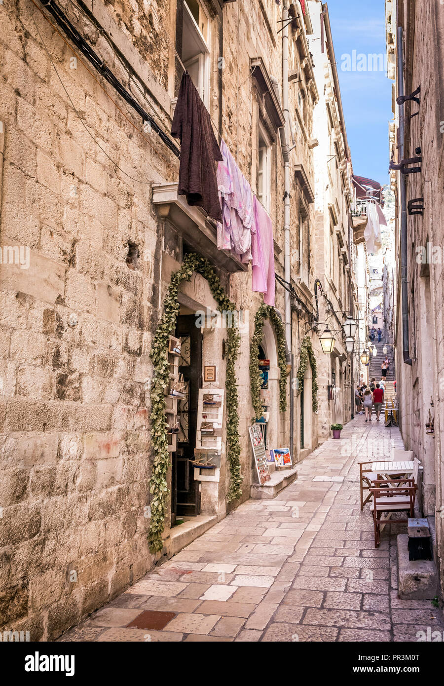 DUBROVNIK, KROATIEN - 17. JULI 2018: Touristen bewundern erstaunliche engen Gassen der Altstadt von Dubrovnik in Kroatien Stockfoto