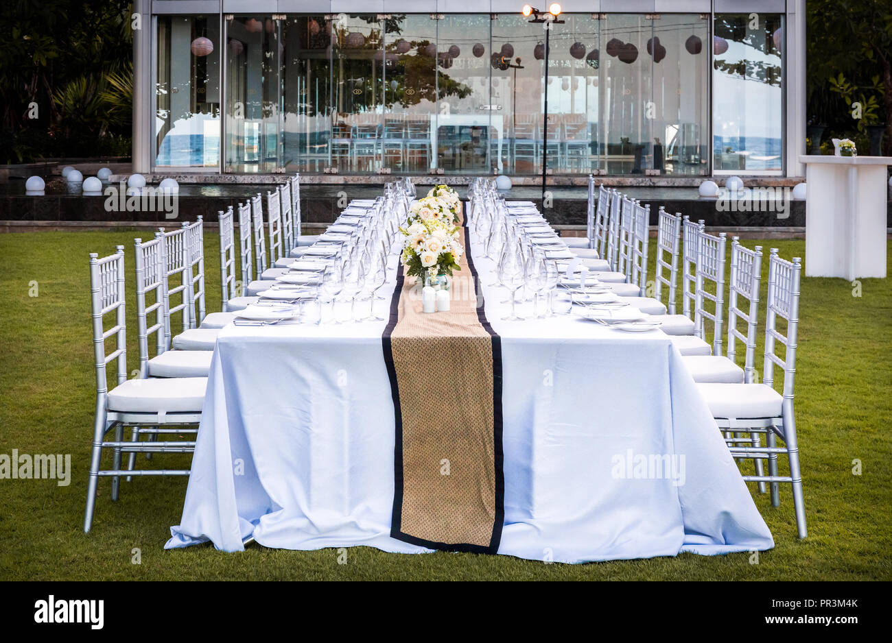 Stühle und Tisch vorbereitet für Garden Party Stockfoto