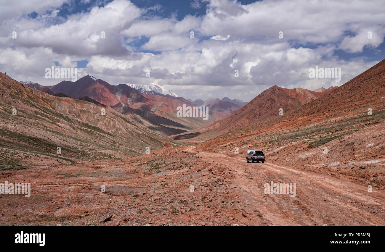 Bilder auf dem entfernten Pamir Highway, von der Kyzyl-Art Pass auf dem Weg nach Karakul See in Tajikiestan Stockfoto