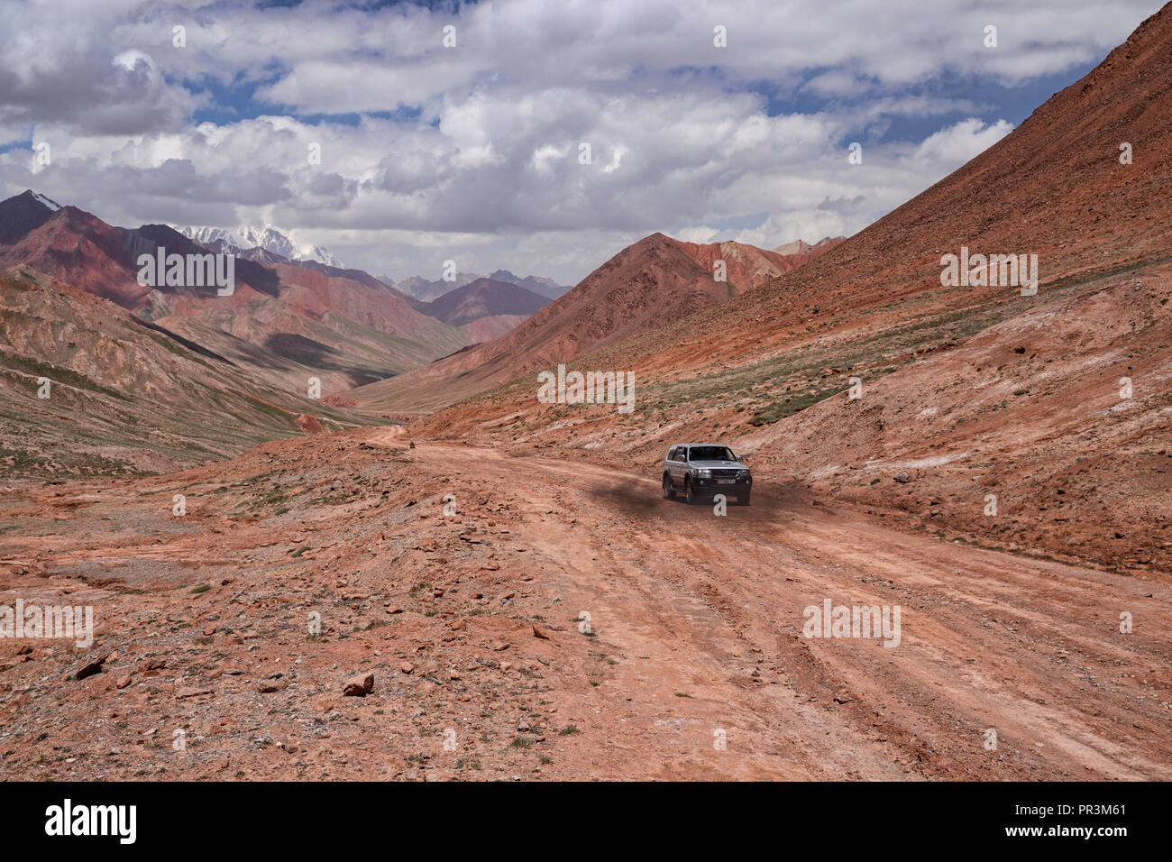 Bilder auf dem entfernten Pamir Highway, von der Kyzyl-Art Pass auf dem Weg nach Karakul See in Tajikiestan Stockfoto