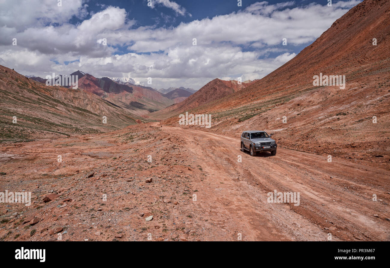 Bilder auf dem entfernten Pamir Highway, von der Kyzyl-Art Pass auf dem Weg nach Karakul See in Tajikiestan Stockfoto