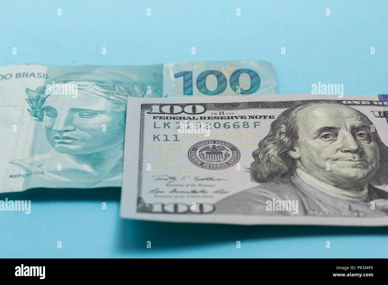 Papier Aus Brasilien Und Den Usa Dollar Brasilianischen Real Und Nordamerika Geld Wechsel Auf Bunten Hellen Tabelle Stockfotografie Alamy