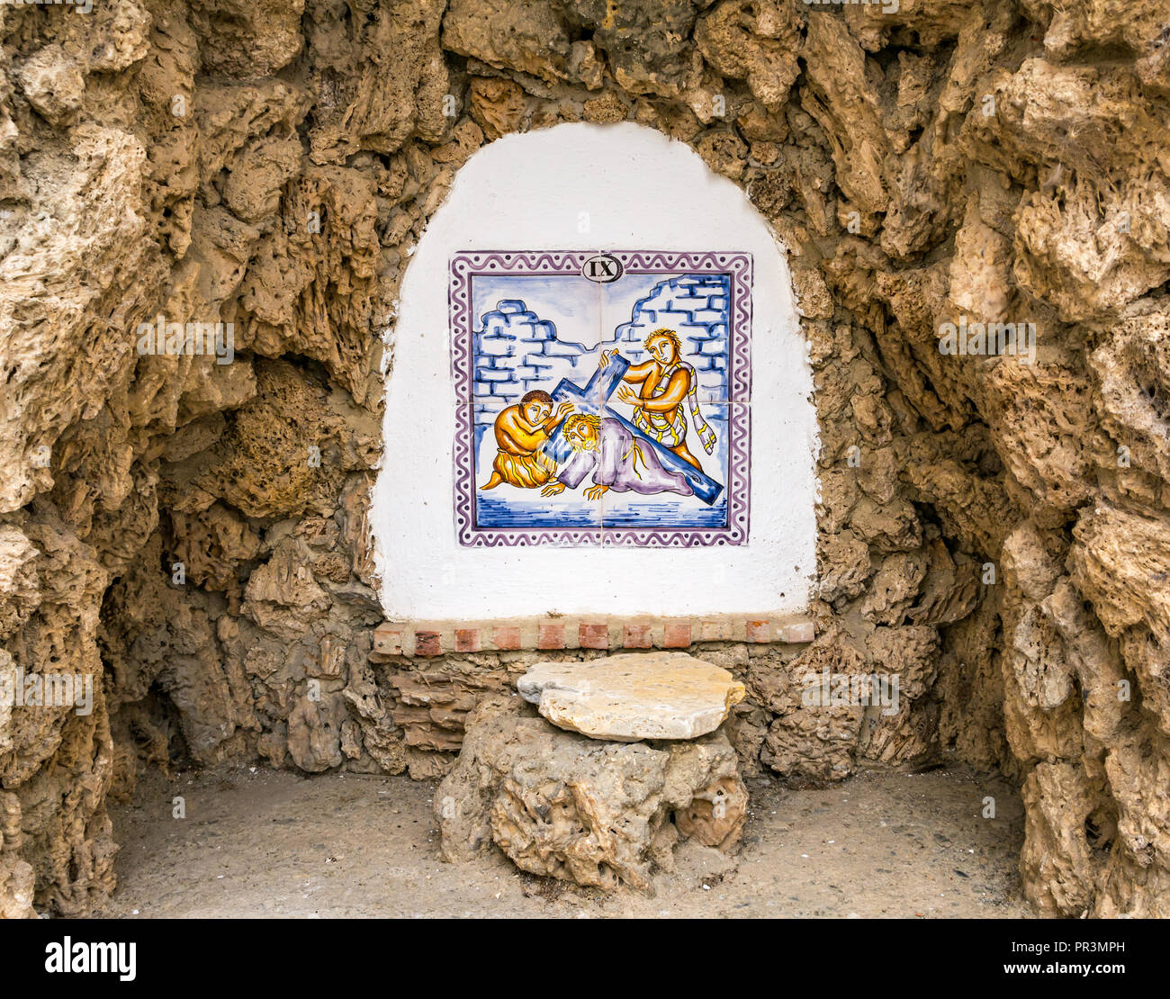 Bunte Kacheln an der Wand, die Katholischen Glauben 9. Station des Kreuzes, Salares, Axarquia, Andalusien, Spanien Stockfoto