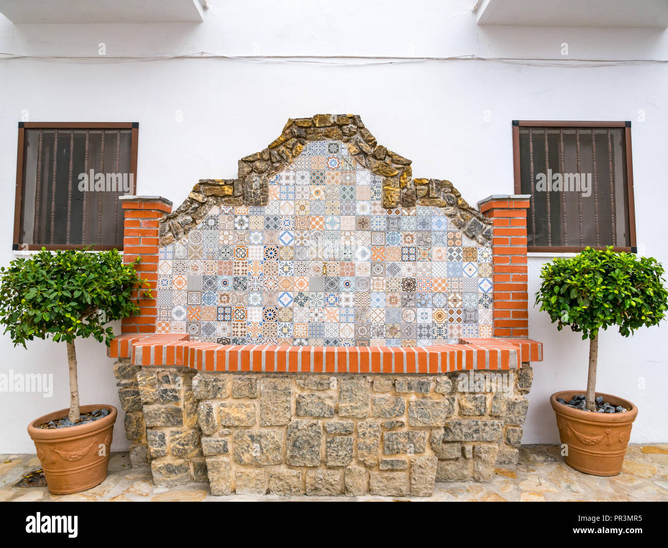Dekorative Fliesen- Brunnen, Mudejar route, Salares, Axarquia, Andalusien, Spanien Stockfoto