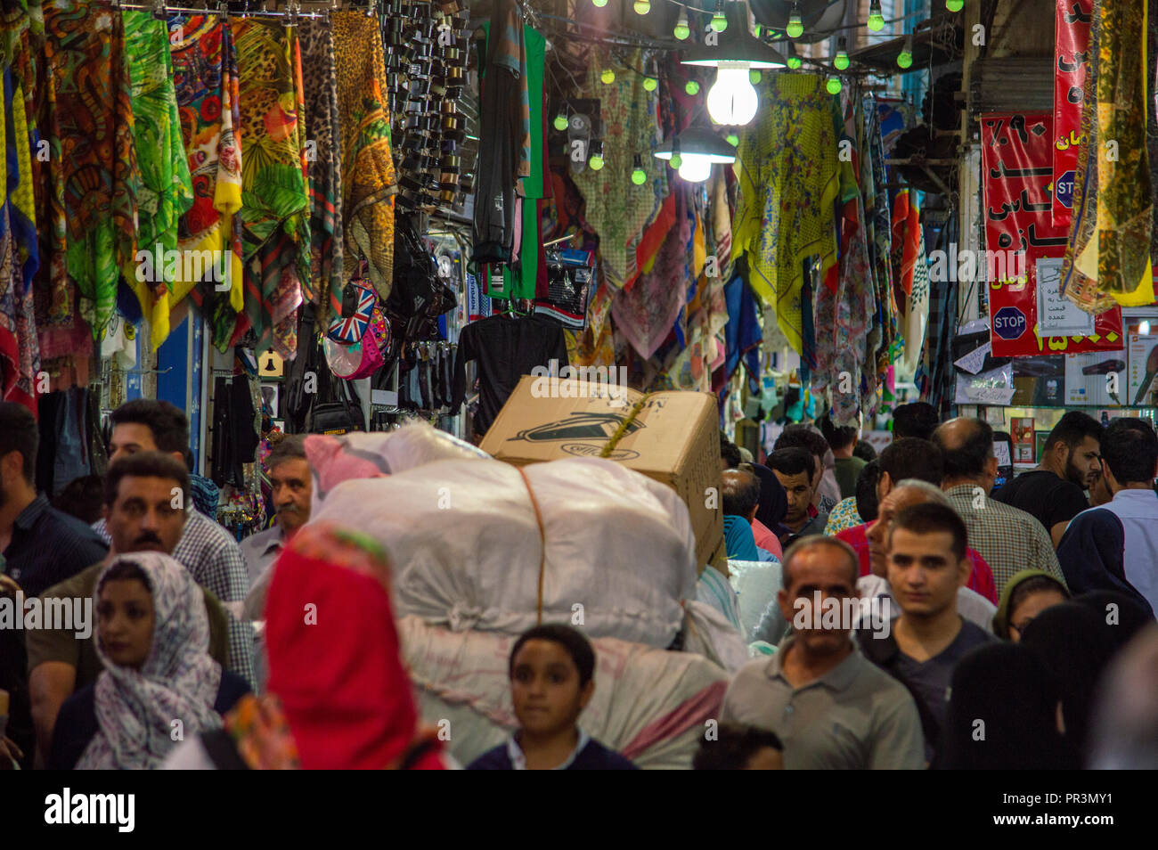 Menschen einkaufen in Rouhollah Basar in Shiraz, Iran Stockfoto