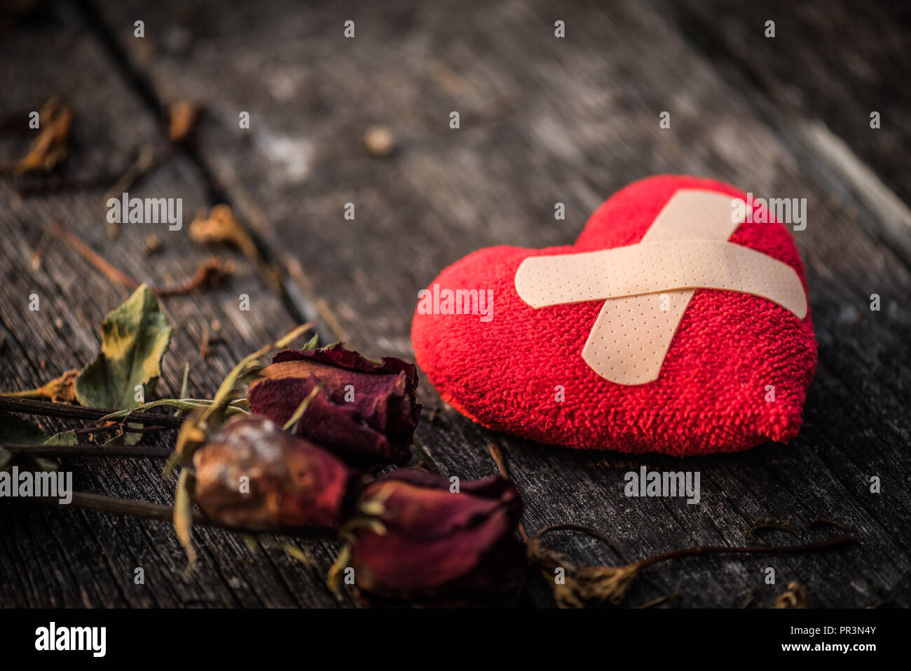 Erste Hilfe Band Gepolstertes Pflaster Strip Medizinische Pflaster Auf Rotes Herz Mit Getrockneten Roten Geklebt Rose Auf Holz Hintergrund Herz Gebrochen Liebe Und Valentinstag Da Stockfotografie Alamy