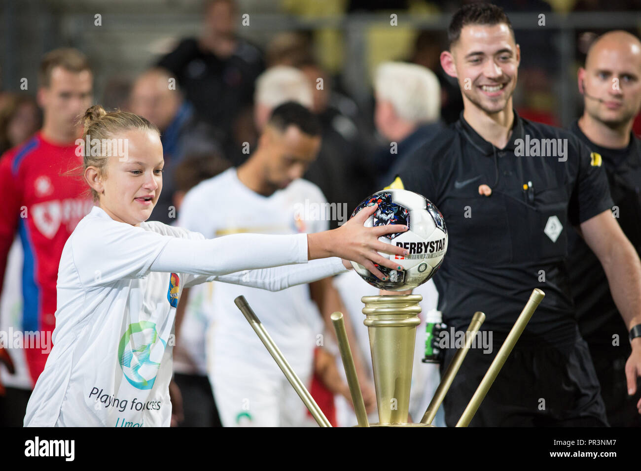 Ein Mädchen nimmt die Kugel vor dem Start des Spiels von Telstar gegen TOP Oss in Haarlem, 28 de semptiembre de 2018. Stockfoto