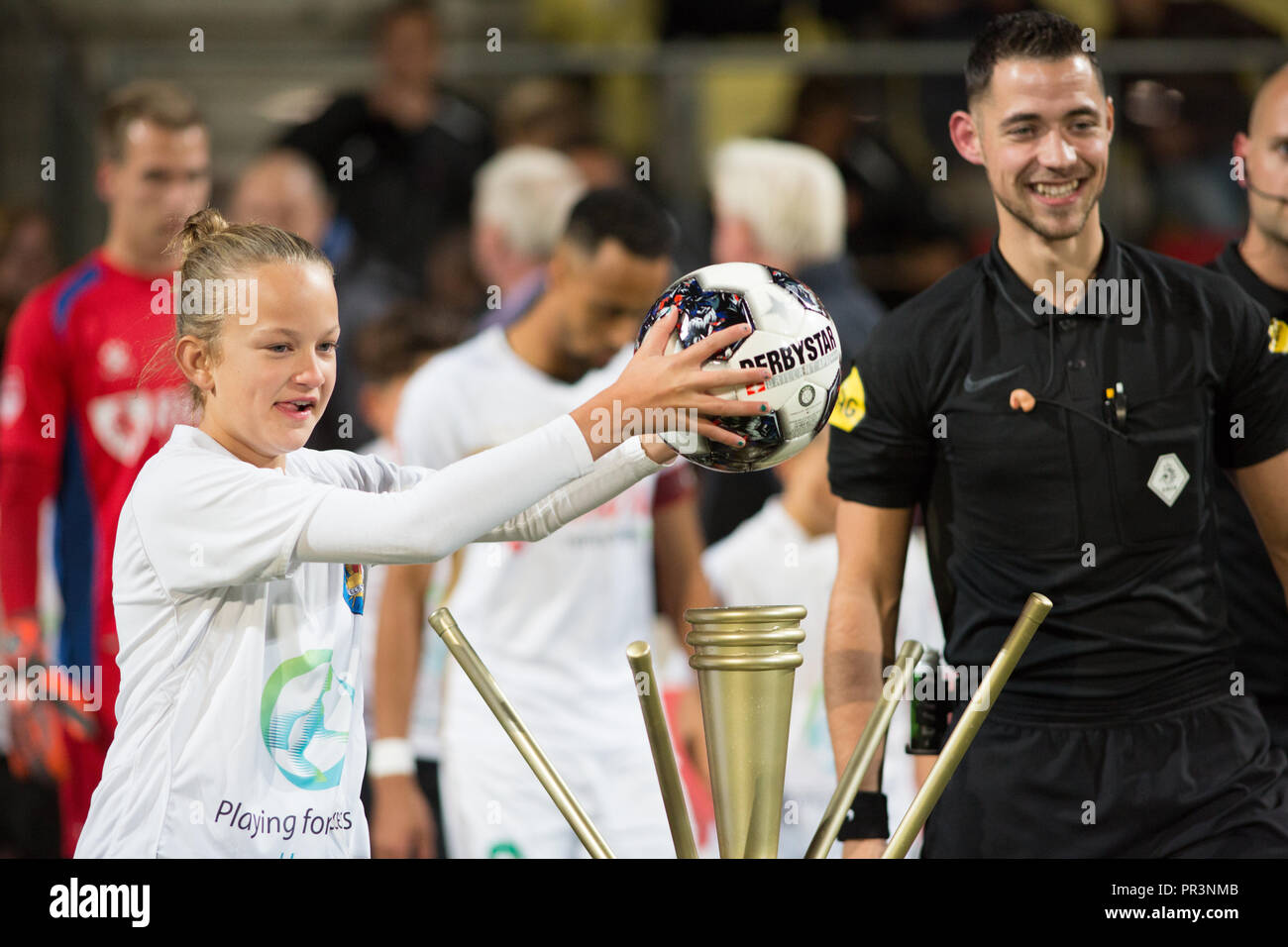 Ein Mädchen nimmt die Kugel vor dem Start des Spiels von Telstar gegen TOP Oss in Haarlem, 28 de semptiembre de 2018. Stockfoto