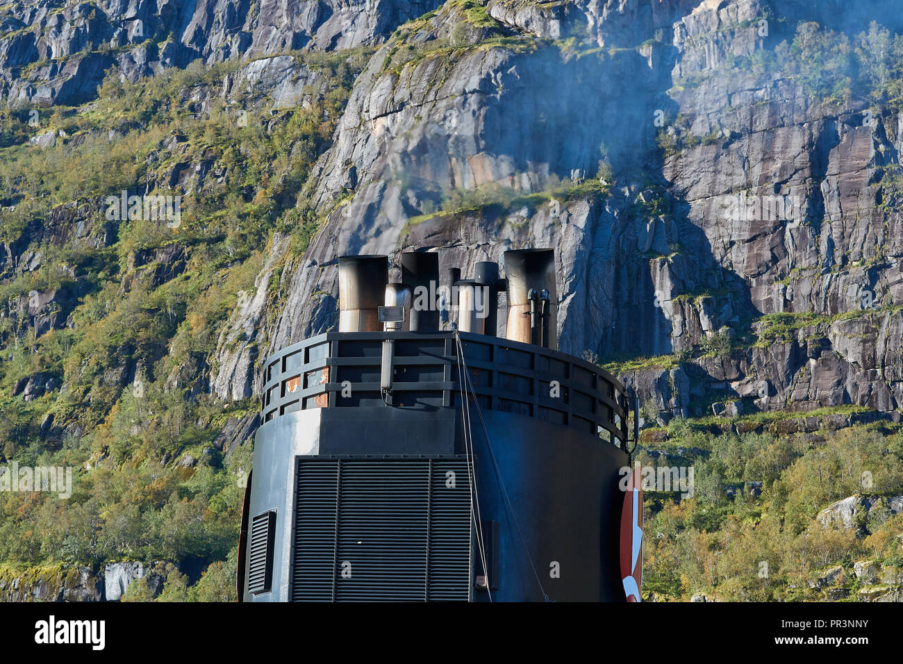 Der Trichter (Smoke Stack) Der Hurtigruten Schiff MS Trollfjord, Dämpfen in den schmalen Trollfjord (trollfjorden) In die Lofoten, Norwegen. Stockfoto