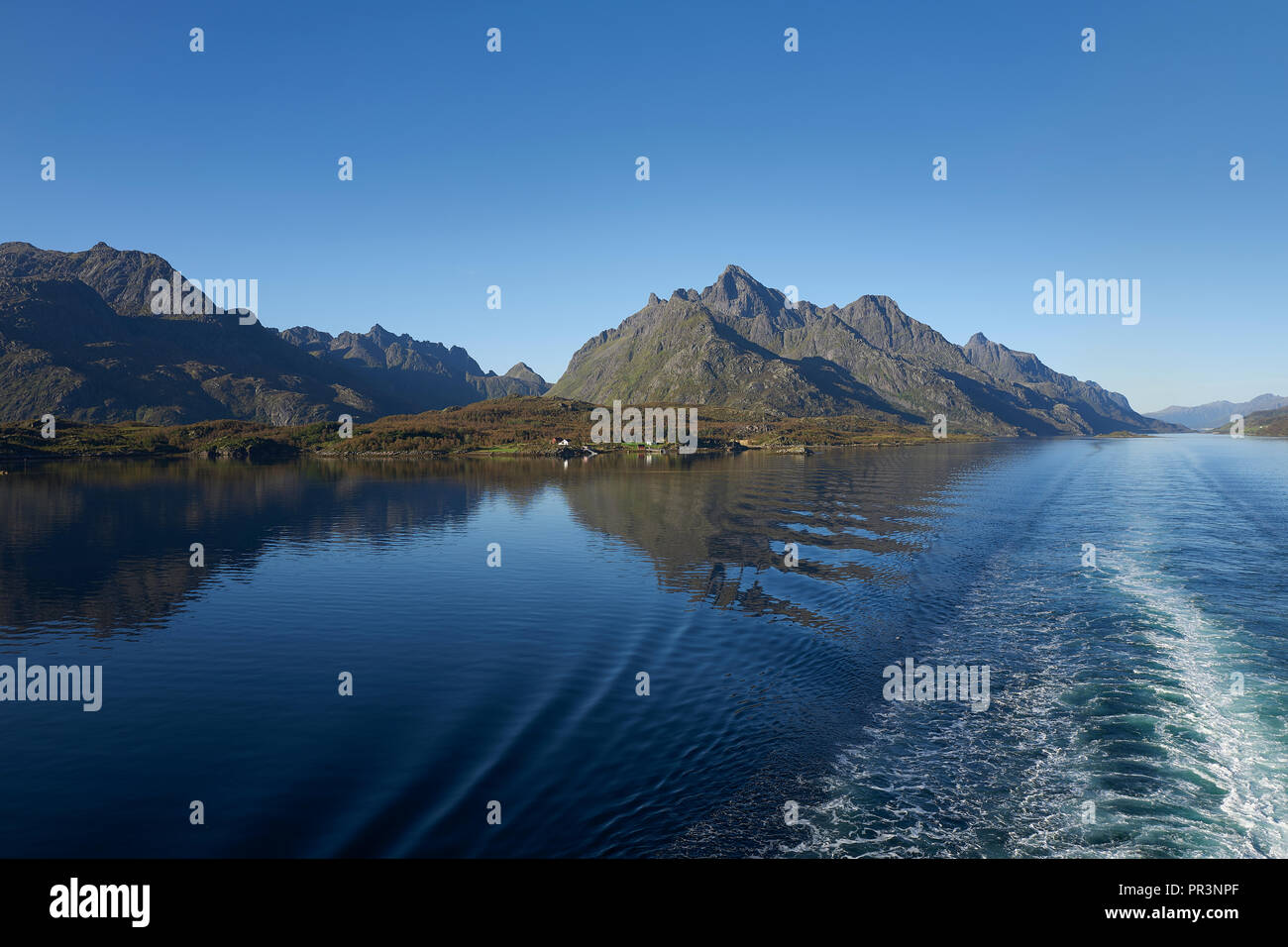 Suche North West aus dem Raftsund (Raftsundet), in Richtung der dramatischen Lofoten Berggipfel auf der Inselgruppe der Lofoten, Nordland County, Norwegen. Stockfoto