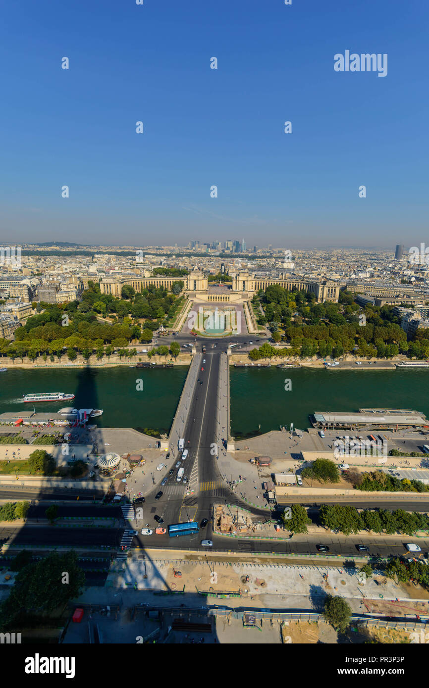 Blick auf Paris von der zweiten Etage des Eiffelturms Stockfoto